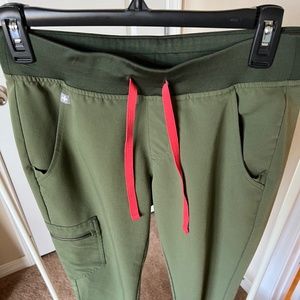 FIGS XS/P Zamora Jogger Scrub Pants in Olive Green
